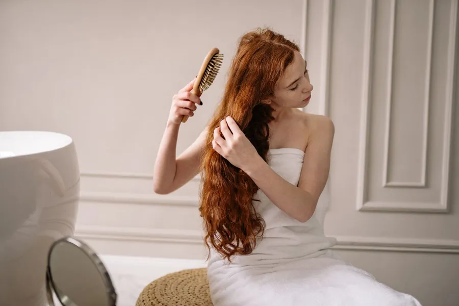 Mulher escovando o cabelo